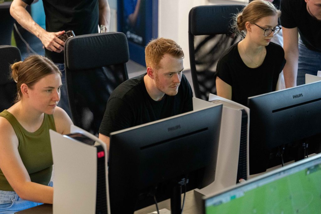 200994~1 Konzentrierte Spieler und Spielerinnen bei der Eröffnung der E-Sport-Lounge