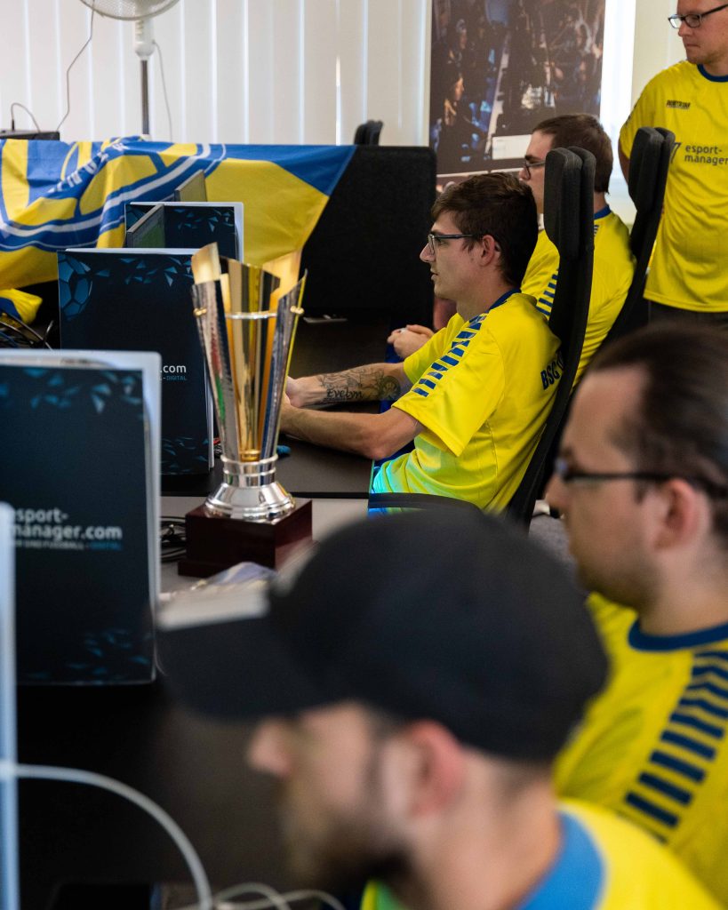 207F8A~1 Spieler des BSC Union Solingen bei der Eröffnung der E-Sport-Lounge