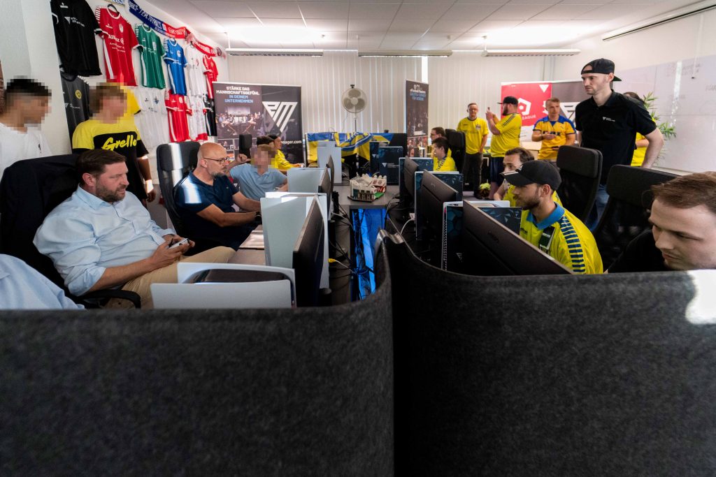 20B484~1 Spieler des BSC Union Solingen gemeinsam mit dem Oberbürgermeister bei der Eröffnung der E-Sport-Lounge