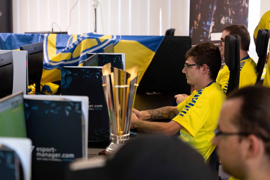 20E5A9~1 Spieler des BSC Union Solingen bei der Eröffnung der E-Sport-Lounge