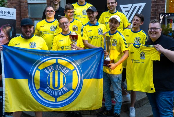 Pokalübergabe an den BSC Union Solingen bei der Eröffnung der E-Sport-Lounge in Solingen.
