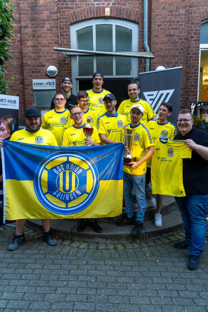 DSC01414 Pokalübergabe an den BSC Union Solingen bei der Eröffnung der E-Sport-Lounge in Solingen.
