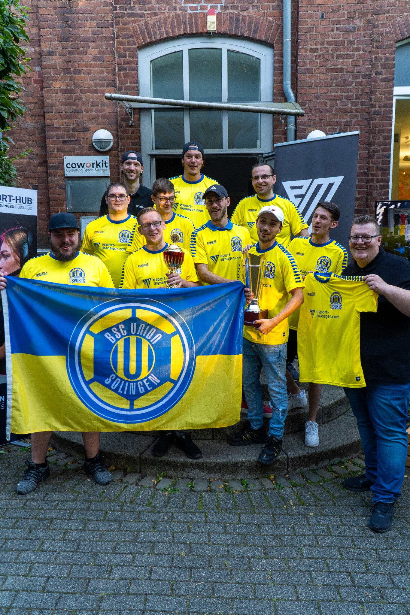 Pokalübergabe an den BSC Union Solingen bei der Eröffnung der E-Sport-Lounge in Solingen.