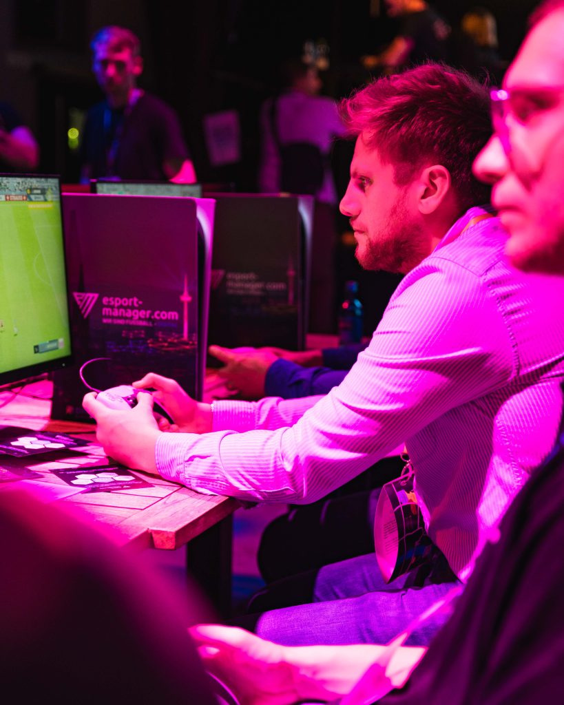 esport-manager-digital-x-20 Konzentrierte Spieler in der eFußball-Arena auf der Digital X 2023