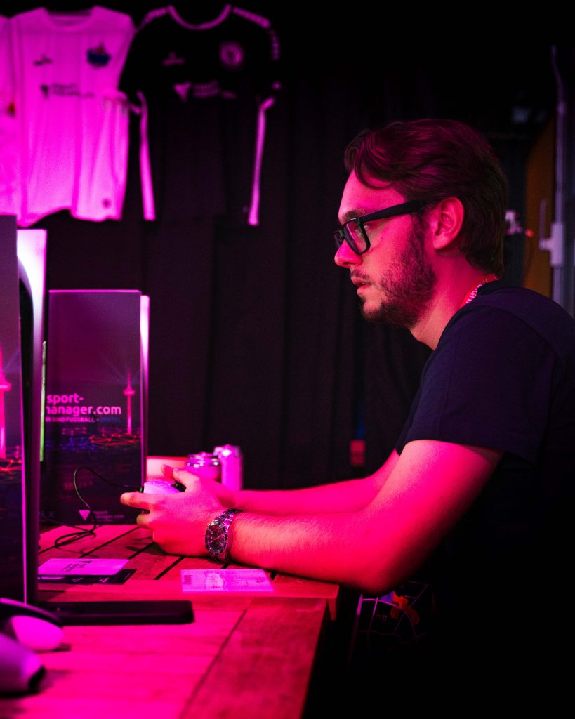 esport-manager-digital-x-23 Konzentrierte Spieler in der eFußball-Arena auf der Digital X 2023
