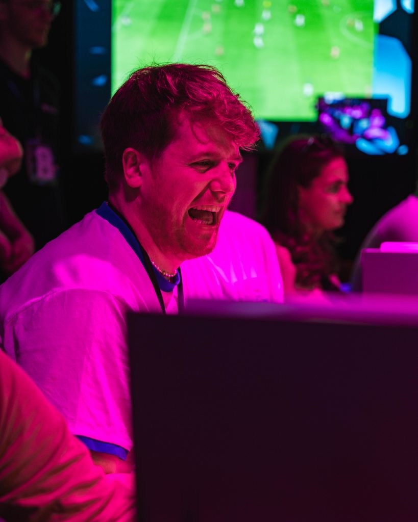 esport-manager-digital-x-7 Glücklicher Spieler in der eFußball-Arena auf der Digital X 2023