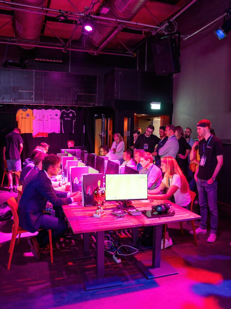 sdb06610 Konzentrierte Spieler und Spielerinnen in der eFußball-Arena auf der Digital X 2023