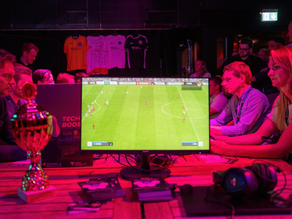 sdb06635 Konzentrierte Spieler und Spielerinnen in der eFußball-Arena auf der Digital X 2023
