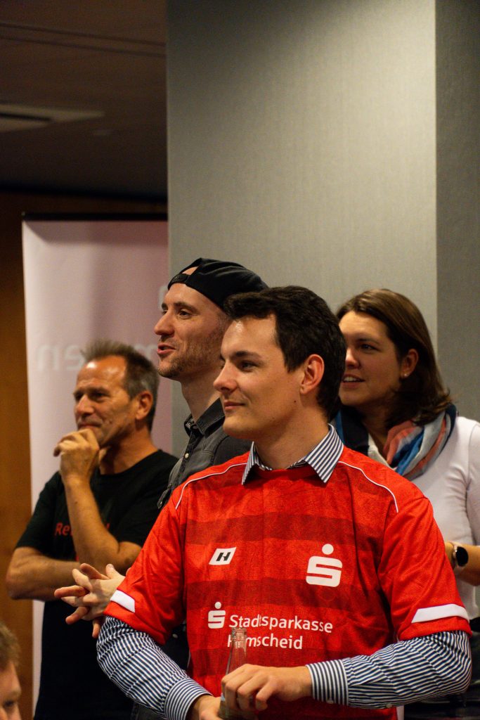 DSC02814 Weltmeister Marcel Fitzek gemeinsam mit einem Spieler der Stadtsparkasse Remscheid beim Showmatch der Sparkassen