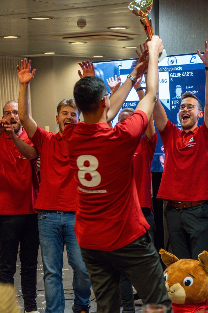 DSC03128 Großer Jubel nach der Pokalübergabe beim Showmatch der Sparkassen