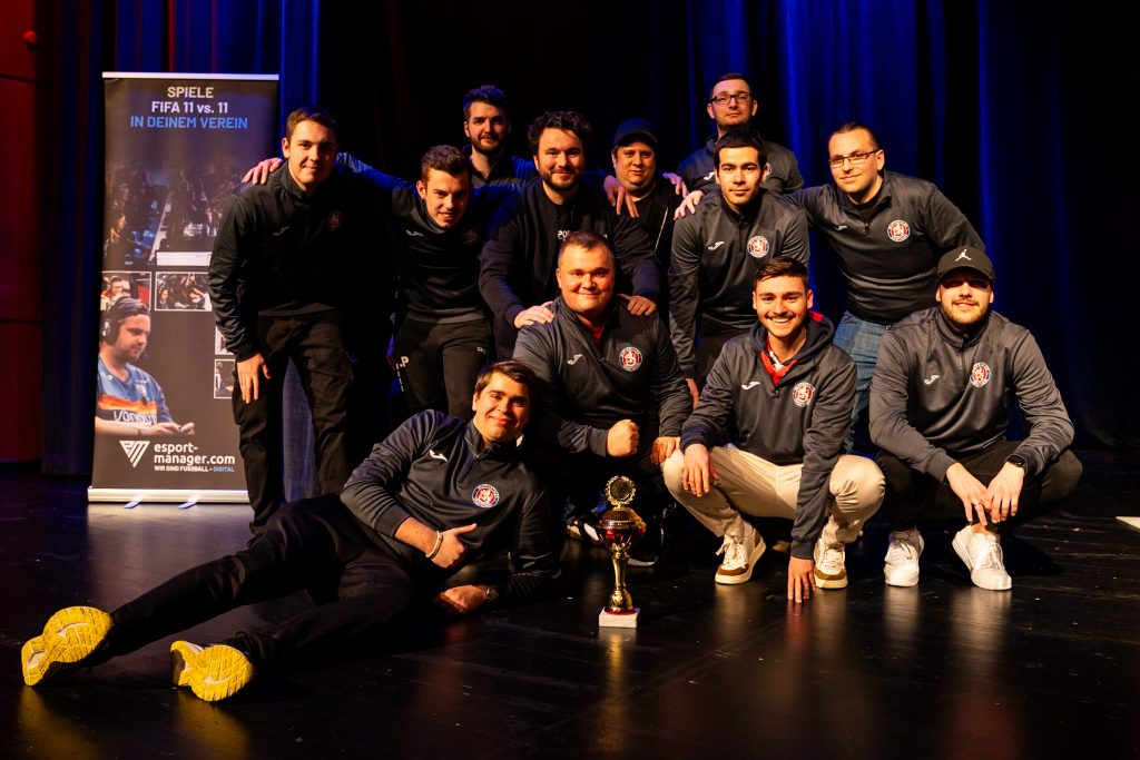 2024-01-12-esport-manager-com-berisch-masters-web-166 Der Wuppertaler SV nach der Pokalübergabe beim 3. Bergisch Masters