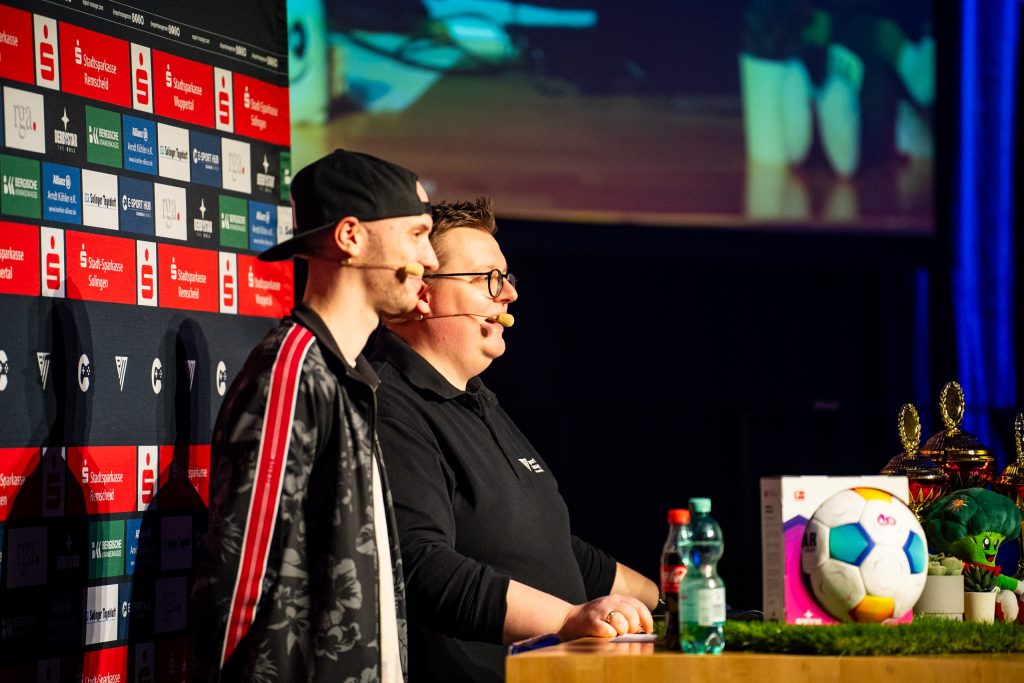 2024-01-12-esport-manager-com-berisch-masters-web-8 Marcel Fitzek und Patrick Baur kommentieren beim 3. Bergisch Masters live auf der Bühne