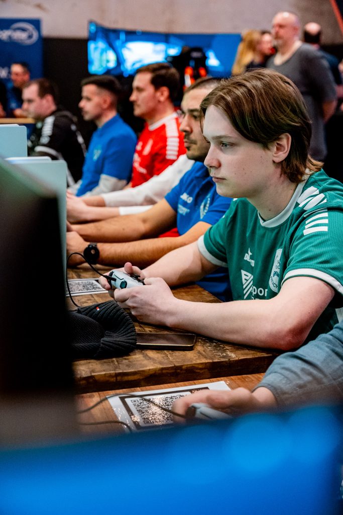 203709~1 Die Auswahlmannschaft auf der E-Sport Convention