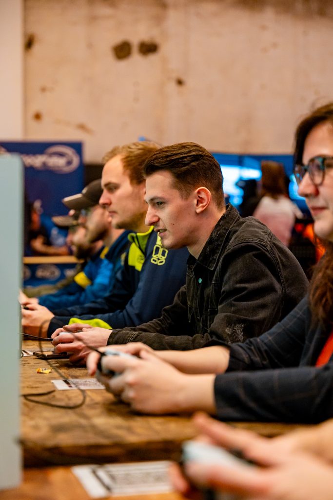 20B0E5~1 Spieler und Spielerinnen auf der E-Sport Convention