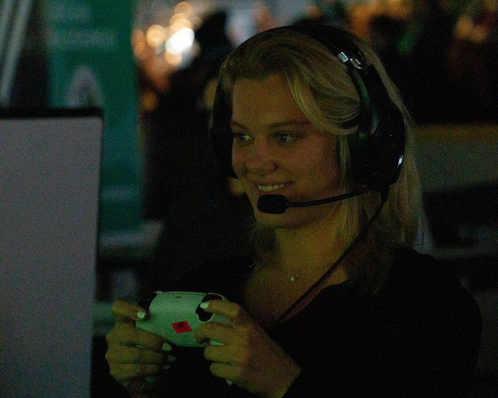 DSC04440 Glückliche Spielerin in der eFußball-Arena auf der CAGGTUS 2023