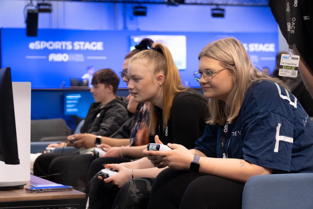 DSC05628 Spielerinnen in der eFußball-Arena auf der FIBO 2024