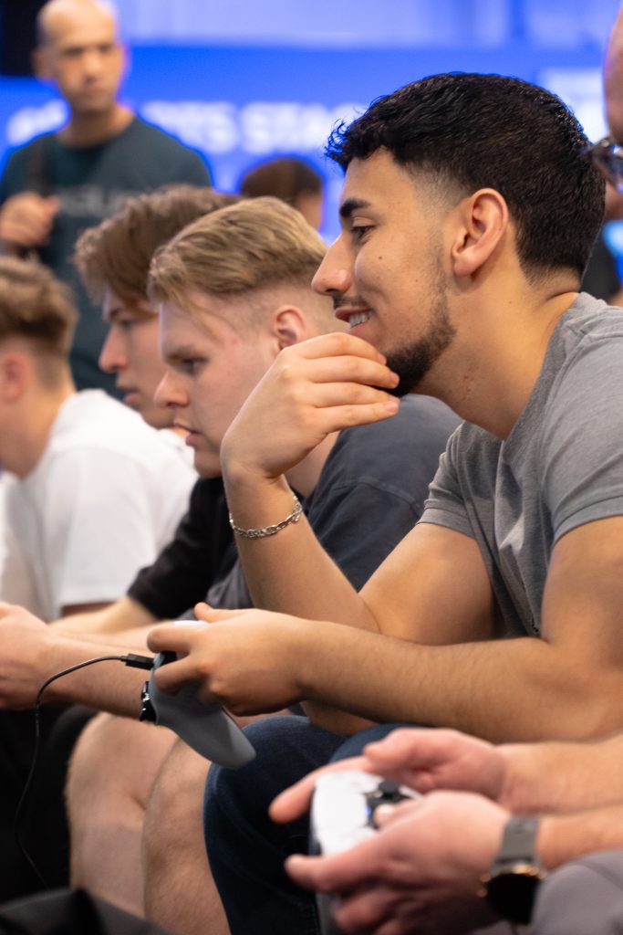 DSC06011 Konzentrierte Spieler in der eFußball-Arena auf der FIBO 2024