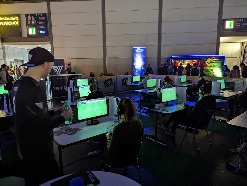 PXL_20230415_110606923 Digitaler Mannschaftssport in der eFußball-Arena auf der CAGGTUS 2023