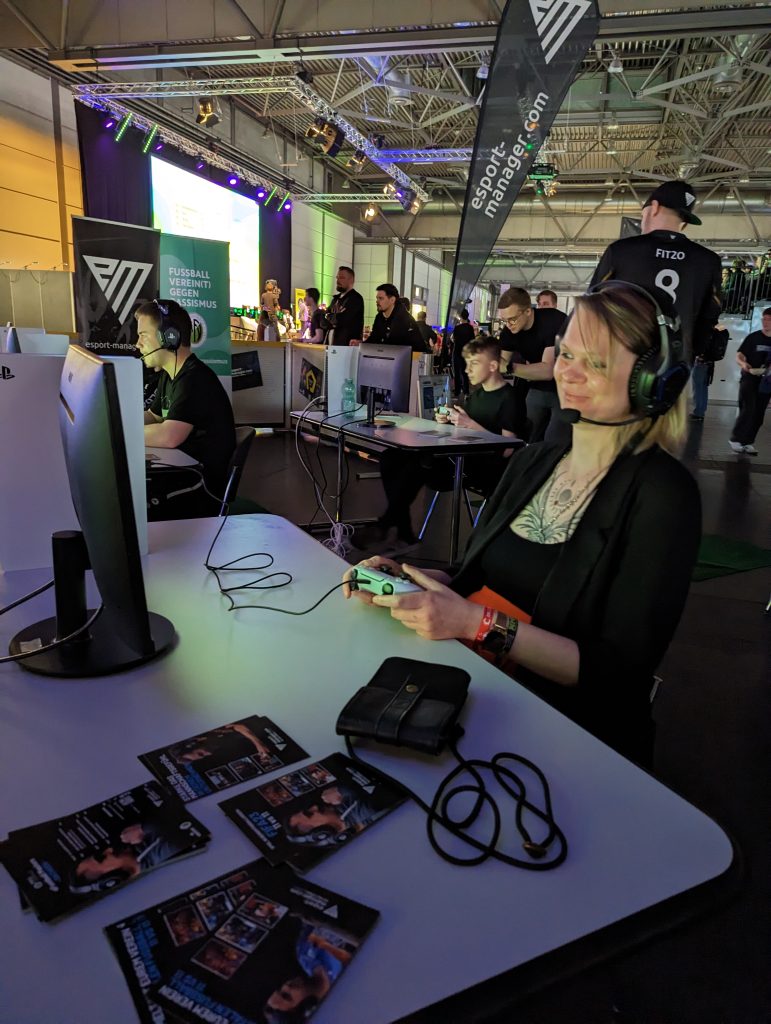 PXL_20230415_114140306 Glückliche Spielerin in der eFußball-Arena auf der CAGGTUS 2023