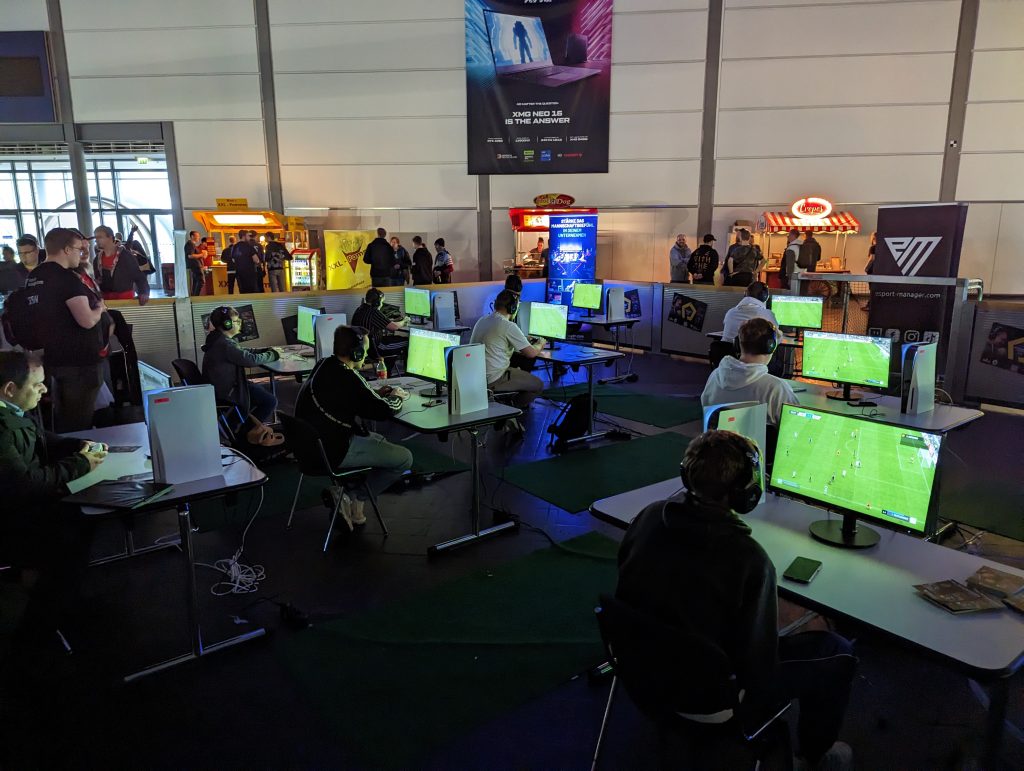 PXL_20230415_134744305 Digitaler Mannschaftssport in der eFußball-Arena auf der CAGGTUS 2023