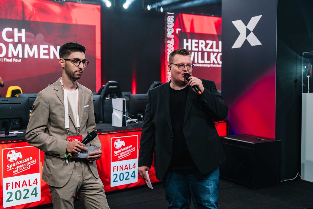 20CF15~1 Patrick Baur moderiert gemeinsam mit Dorni das Final Four der Sparkassen Verbandsliga Rheinland im XPERION Köln