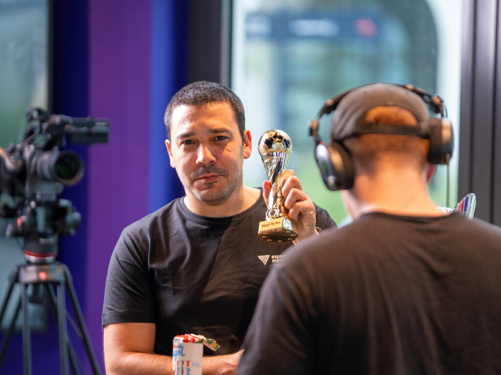 DSC00250 Coach Denis beim ersten Telekom eSport Cup 2024 bei SK Gaming in Köln.