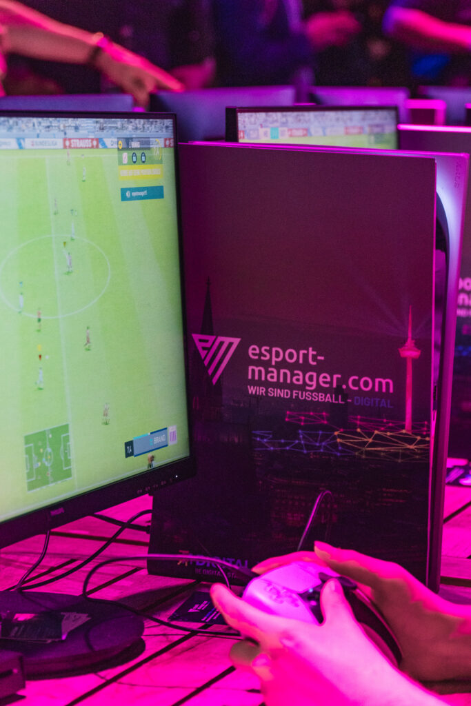 Gebrandete Konsole Auf der Digital X 2023 sorgte die Aktivierung mit der eFußball-Arena für echte Emotionen und begeisterte mit individuellen Brandings der Spielekonsolen.