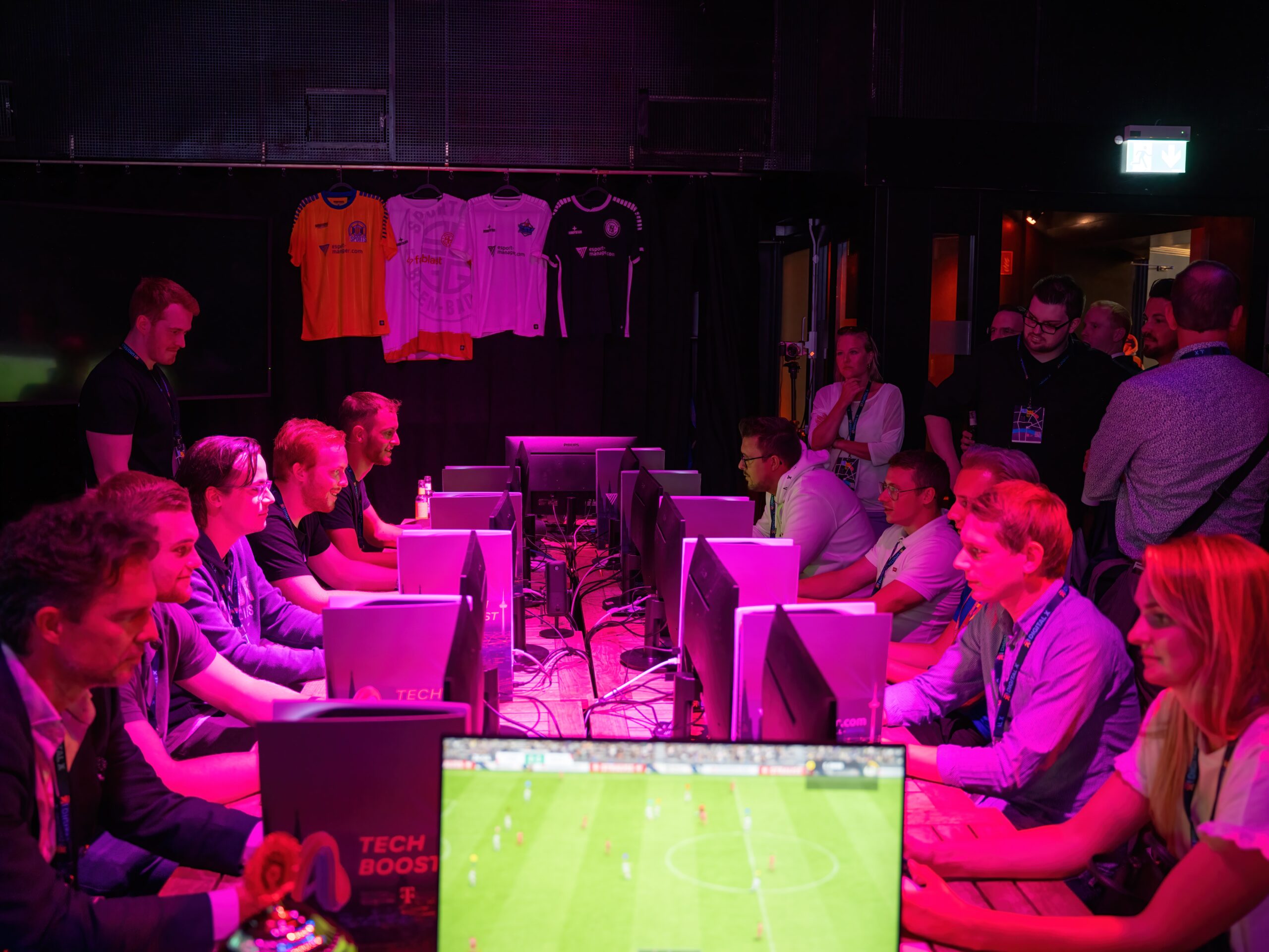 Auf der Digital X 2023 brachte die eFußball-Arena zehn Menschen als Team zusammen.