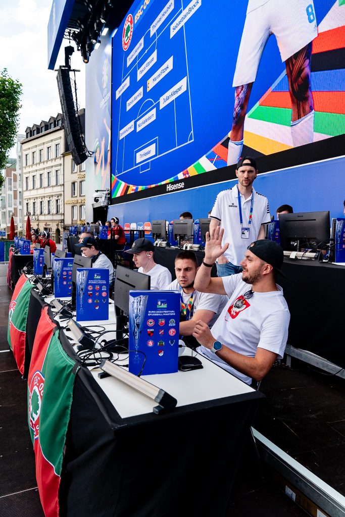 RSL03425 Konzentrierter Spieler vom ESC Rellinghausen beim EURO 2024 Festival eFußball Masters in der Fan Zone Burgplatz in Düsseldorf