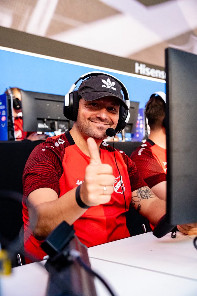 RSL03467 Glücklicher Spieler von Fortuna Bottrop beim EURO 2024 Festival eFußball Masters in der Fan Zone Burgplatz in Düsseldorf