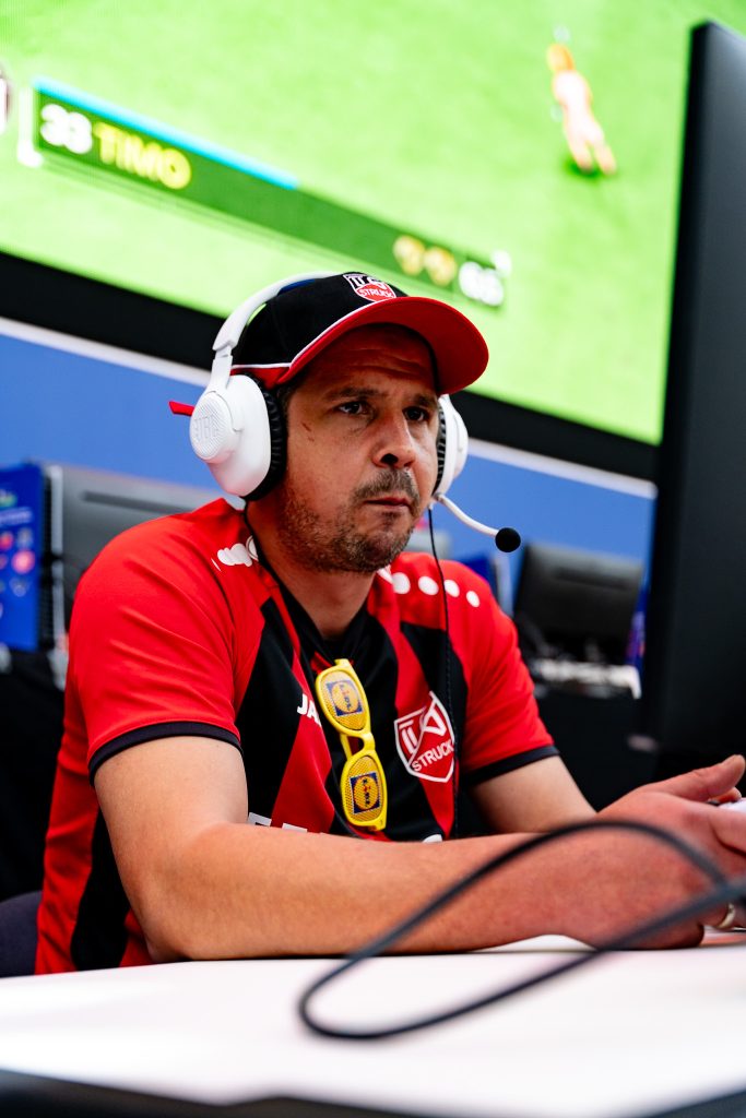 RSL03514 Konzentrierter Spieler des TS Struck beim EURO 2024 Festival eFußball Masters in der Fan Zone Burgplatz in Düsseldorf