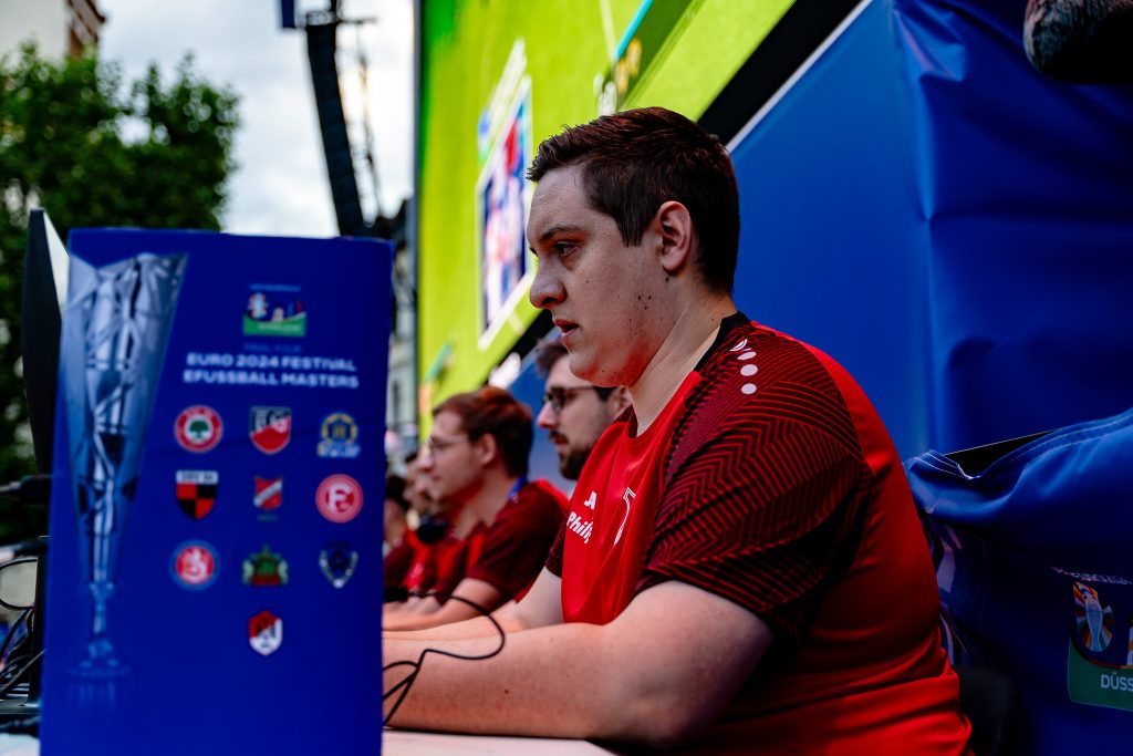 RSL03574 Konzentrierter Spieler von Fortuna Bottrop beim EURO 2024 Festival eFußball Masters in der Fan Zone Burgplatz in Düsseldorf