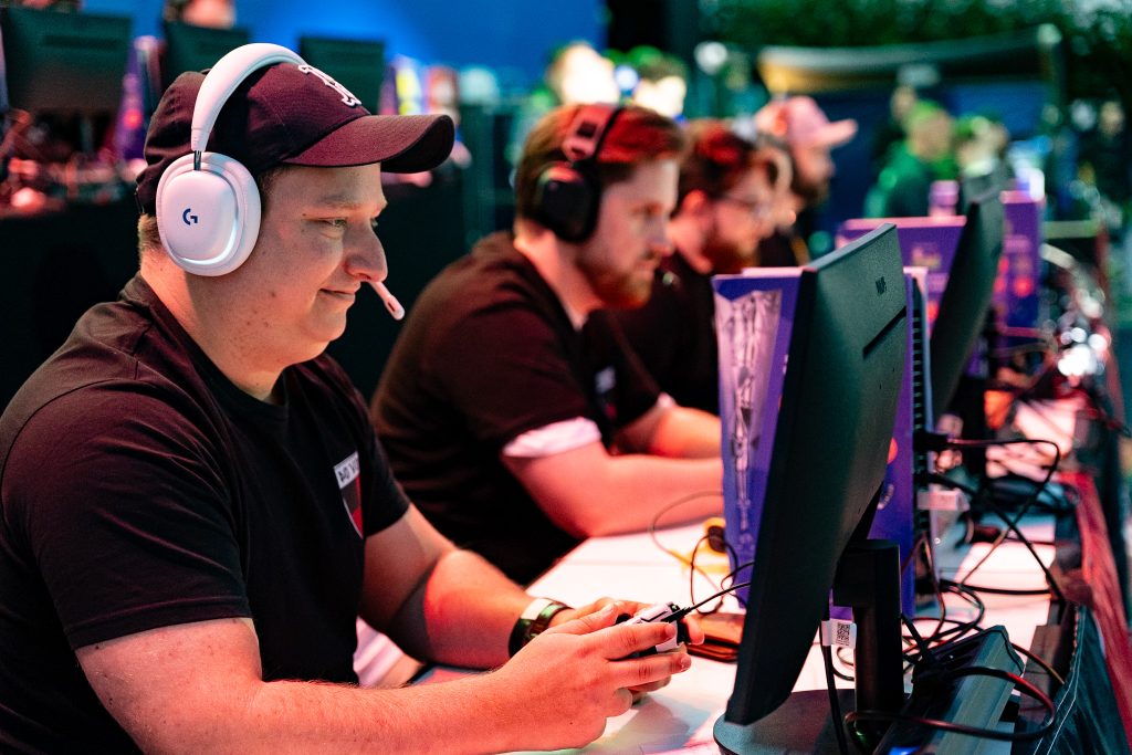 RSL03691 Konzentrierter Spieler vom DSV Lierenfeld beim EURO 2024 Festival eFußball Masters in der Fan Zone Burgplatz in Düsseldorf