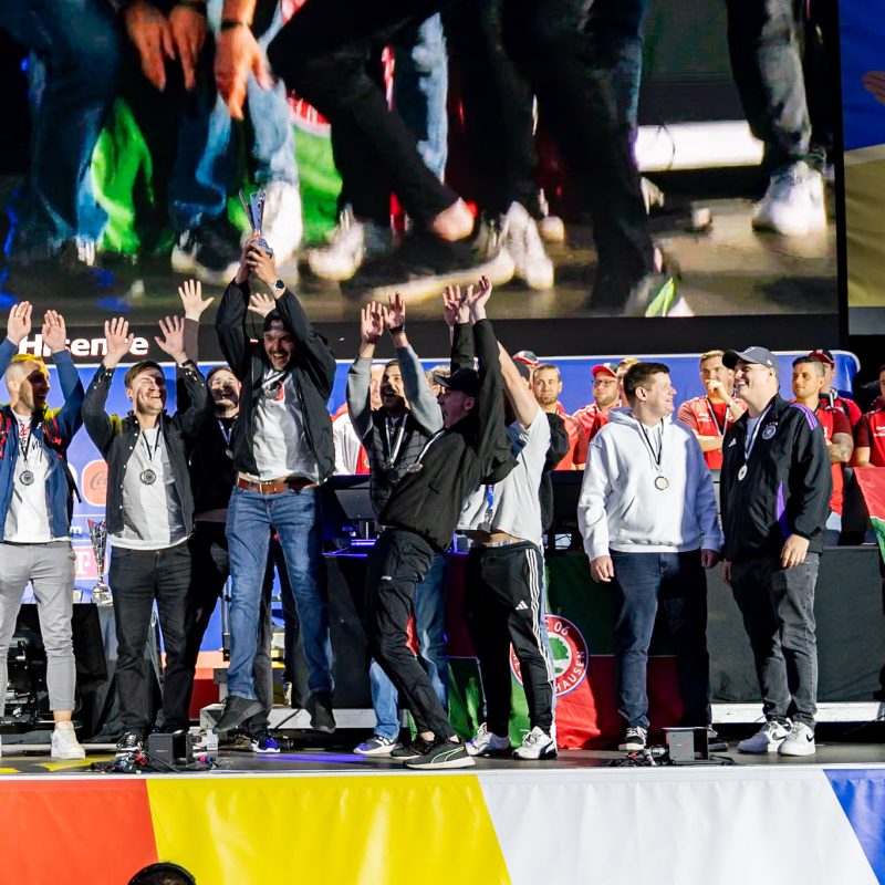 Jubelnde Spieler des DSV Lierenfeld auf der Bühne des EURO 2024 Festivals