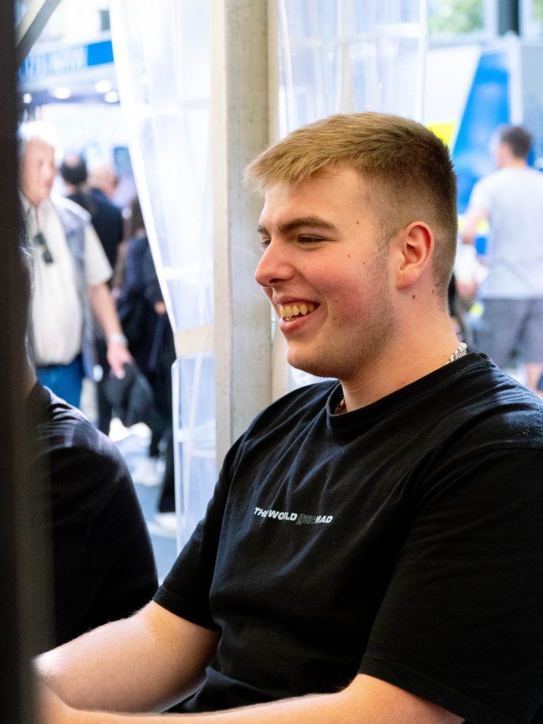 gamescom-festival-31 Glücklicher Spieler in der eFußball-Arena beim gamescom city festival