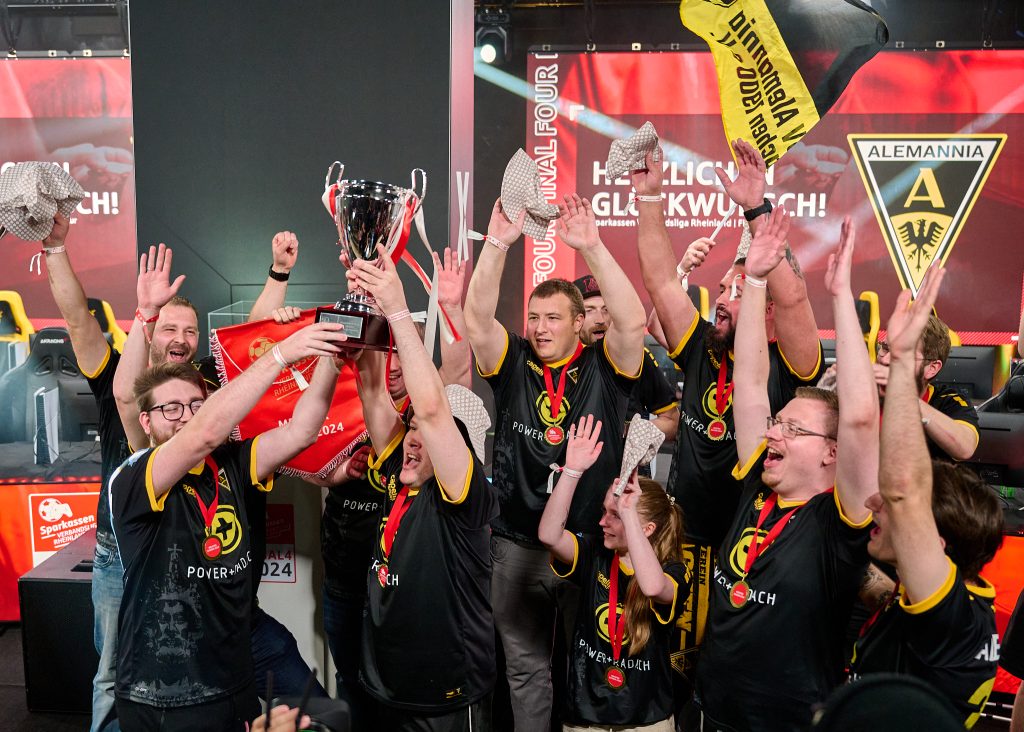 20240921_Xperion_CNG_FINAL_FOUR_Sparkassen_mAmor_0128 Die Spieler von Alemannia Aachen feiern den Titelgewinn beim Final Four der Sparkassen Verbandsliga Rheinland im XPERION Köln.