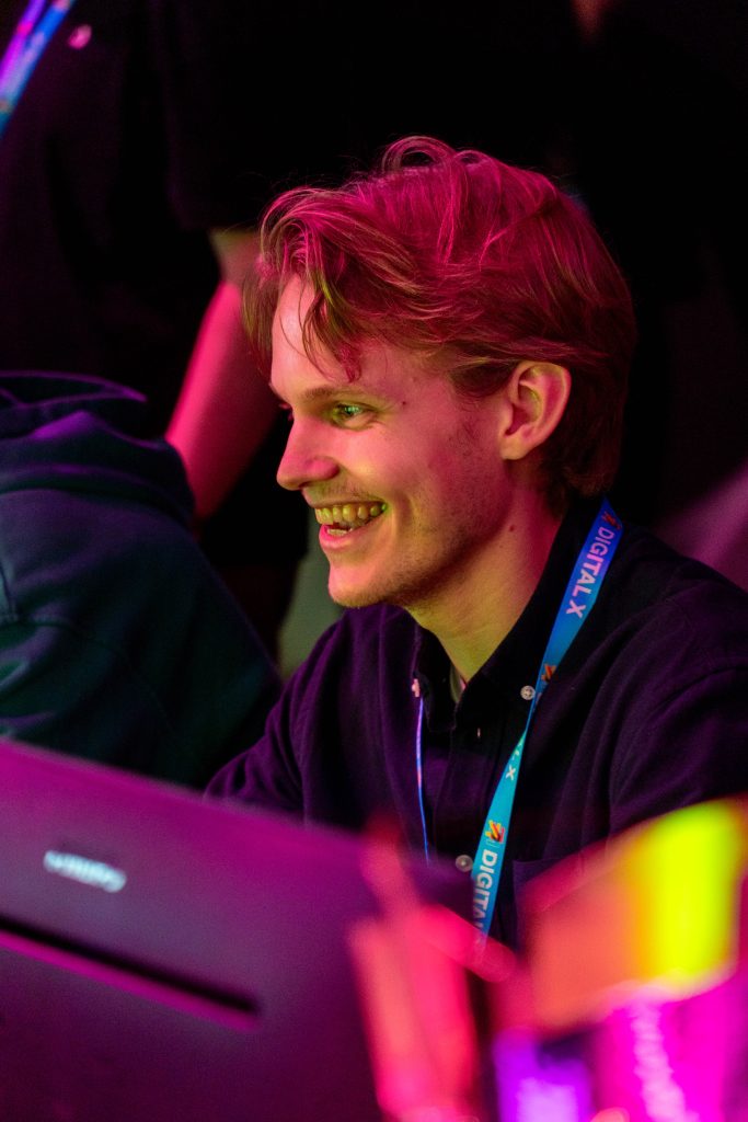 digital-x-2024-106 Glücklicher Spieler in der eFußball-Arena auf der Digital X 2024