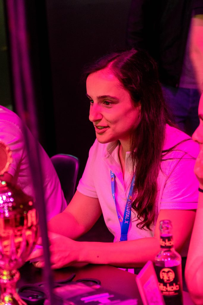 digital-x-2024-31 Konzentrierte Spielerin in der eFußball-Arena auf der Digital X 2024.