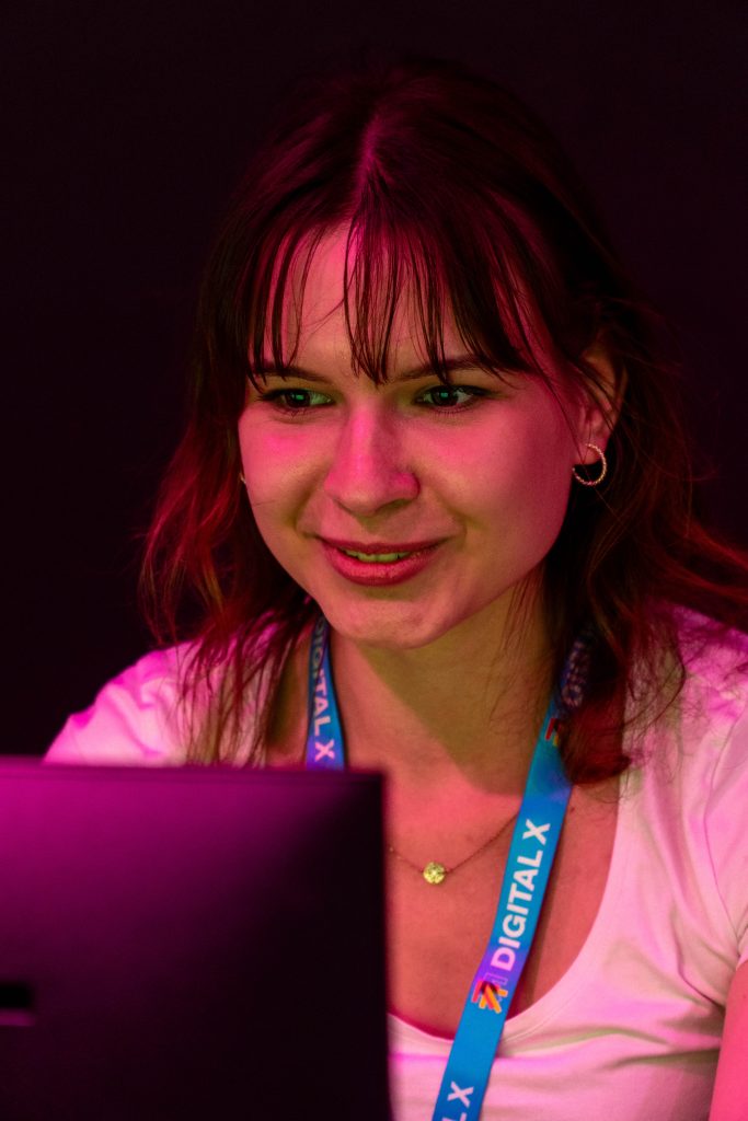 digital-x-2024-39 Konzentrierte Spielerin in der eFußball-Arena auf der Digital X 2024.