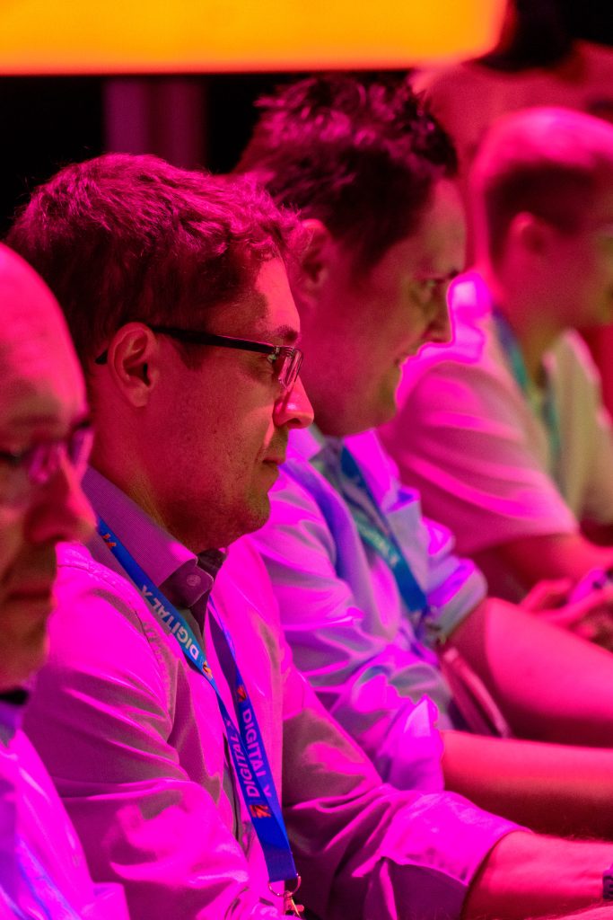 digital-x-2024-61 Konzentrierte Spieler in der eFußball-Arena auf der Digital X 2024.