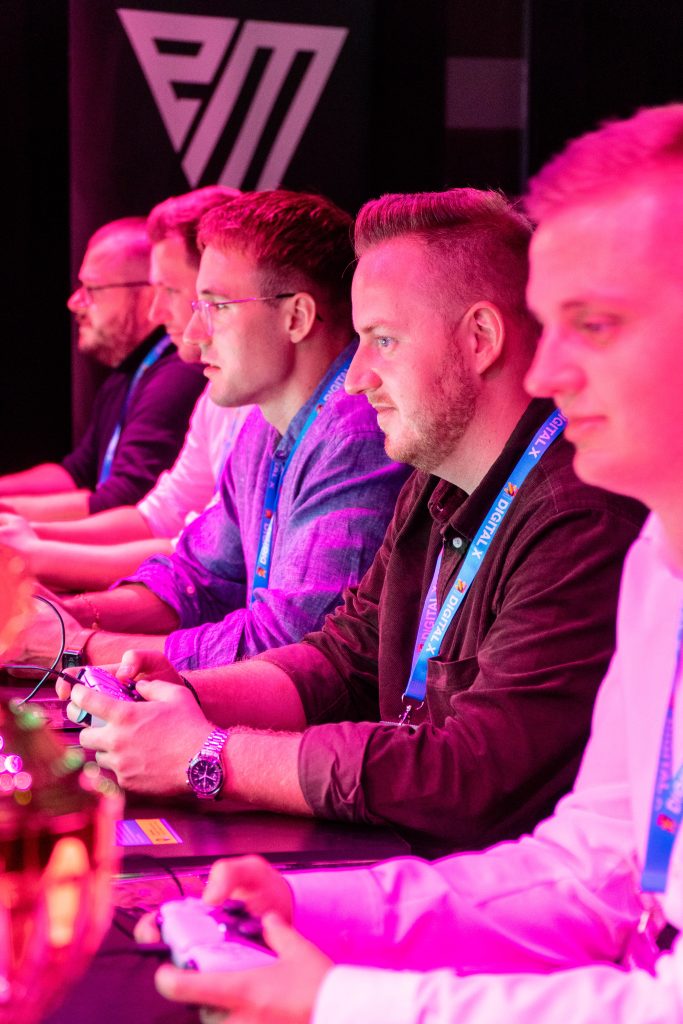 digital-x-2024-69 Konzentrierte Spieler in der eFußball-Arena auf der Digital X 2024.
