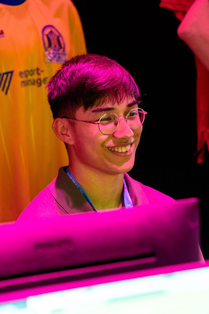 digital-x-2024-98 Glücklicher Spieler in der eFußball-Arena auf der Digital X 2024.