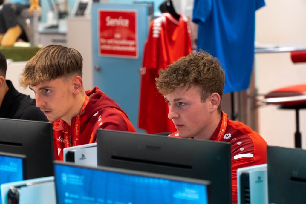 open-house-week-34 Spieler des TV Hasten in der Spielvorbereitung bei der open house week der Stadtsparkasse Remscheid