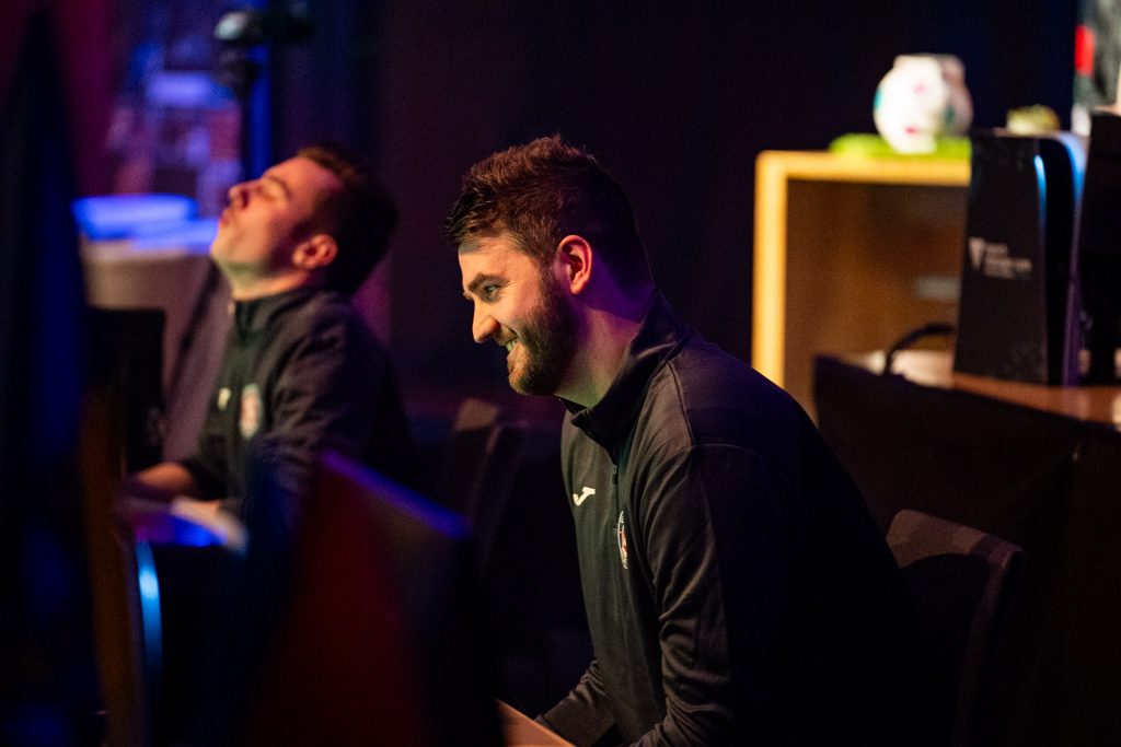 2024-01-12-esport-manager-com-berisch-masters-web-68 Spieler des WSV glücklich über den Ausgang des Spiels beim 3. Bergisch Masters im Theater und Konzerthaus Solingen