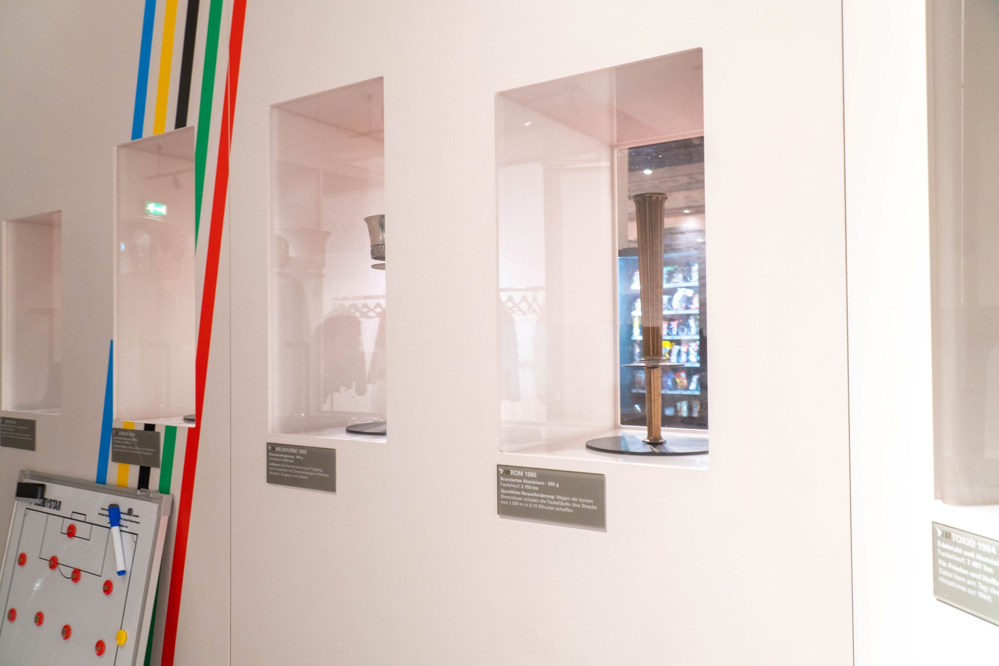 Olympiafackeln im Sportmuseum Köln