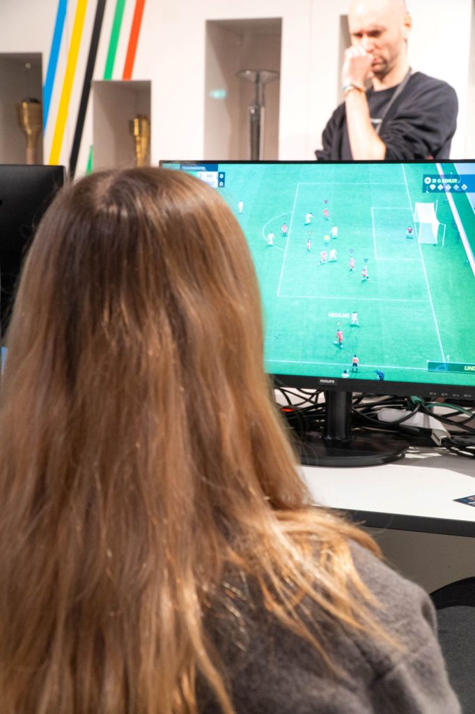 digital-business-summit-9 Spielerin an der eFußball-Arena beim Digital Business Summit