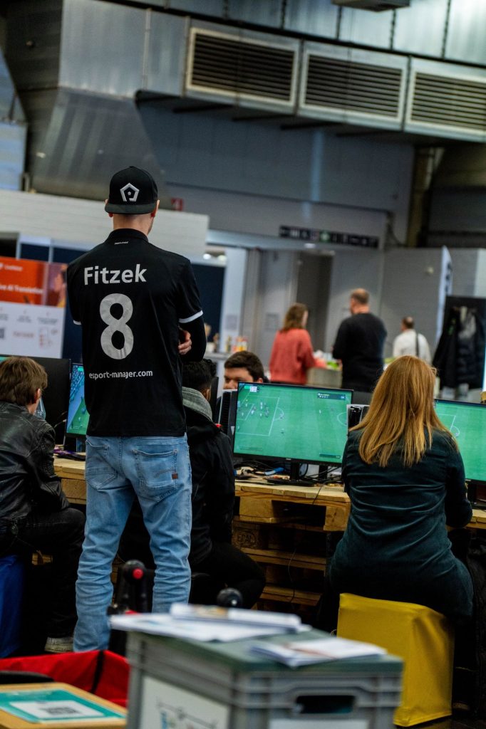 best-of-events-11 Coach Marcel Fitzek hinter einer Gruppe Spieler*innen