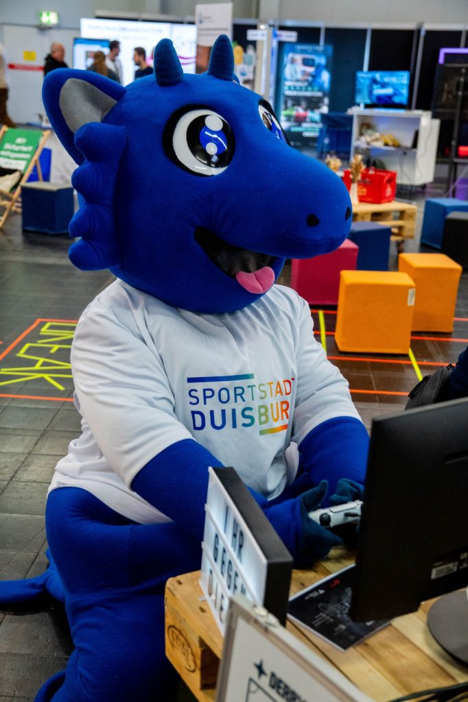 best-of-events-15 Maskottchen des Sportbundes Duisburg an der Konsole
