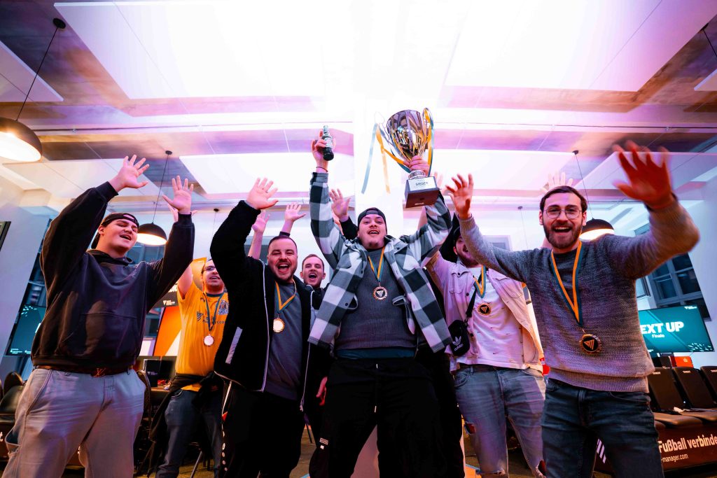 2025-02-22-bergisch-masters-qf-web-175 BSC Union Solingen hebt den Pokal vom 4. Bergisch Masters in die Höhe.