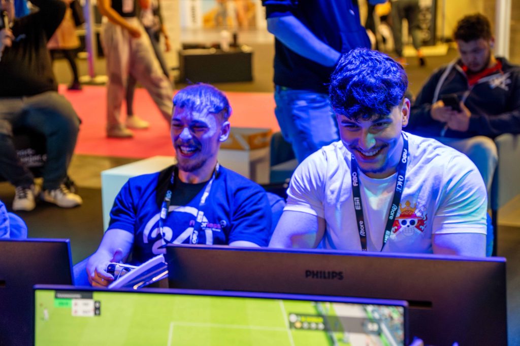 2025-04-13-fibo-web-45 Lachende Menschen bei der eFußball-Arena auf der FIBO 2025